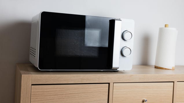 Use the 'Two-Minute Rule' When Microwaving Food With a Paper Towel