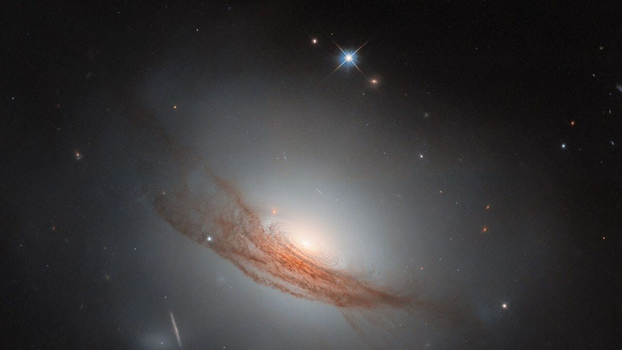 Hubble Spots Lens-Shaped Galaxy