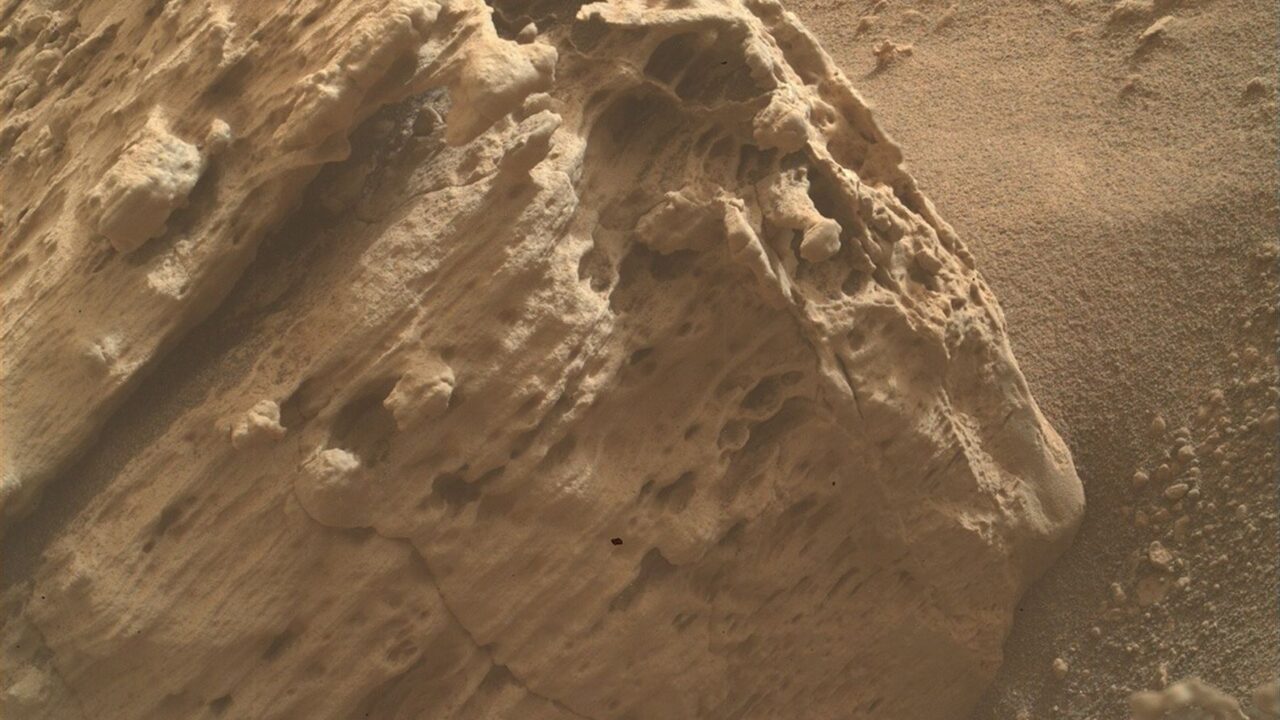 Curiosity Blog, Sols 4825-4831: Exploring the Borderlands