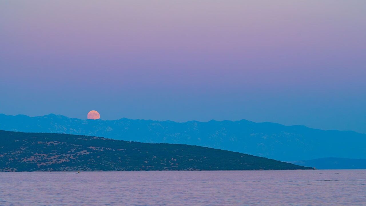 APOD: 2026 August 1 – Buck Moon and Belt of Venus