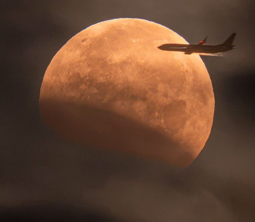 APOD: 2026 September 1 – A Plane Lunar Eclipse